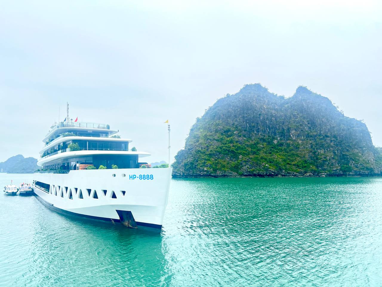 The Lan Ha Bay cruise — vessel HP-8888